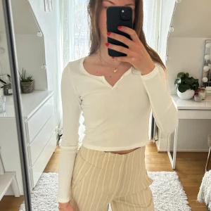 Topp - Ribbad topp från Gina tricot, oanvänd i storlek s, superskön och passar till allt!
