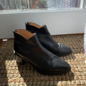Skinnboots - Svarta boots i läder från Wera Stockholm. Sparsamt använda och i skott skick. Storlek 40.