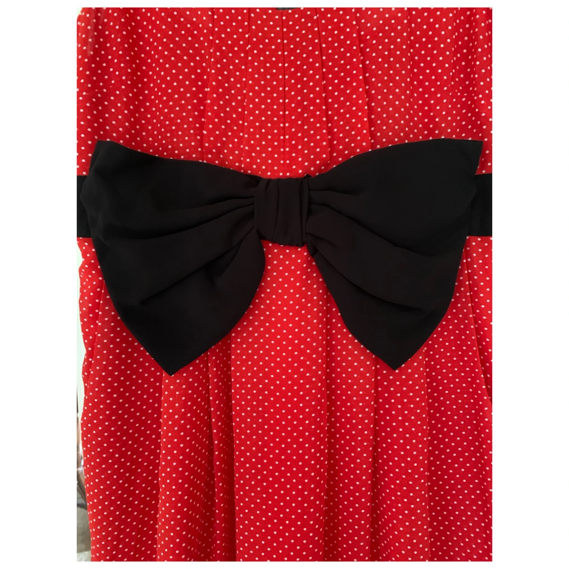 Prickig klänning med rosett - 90