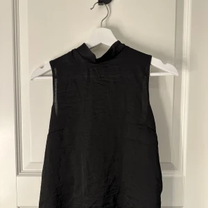 Blus med knyt - Gullig blus från lindex. Framsidan är i ett siden-liknande material och baksidan är stretchig bomull. Inga defekter🫶🫶