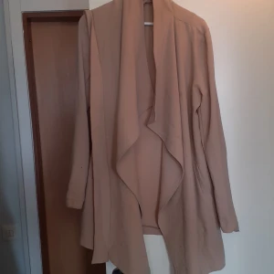 Vårkappa - Vårkappa med mindjeband använd. Jättefin kouture kappa