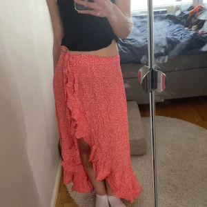 Sommar kjol  - Säljer denna röda sommar kjolen med volang och slit! Den är helt adjustable i midjan och passar därför alla kroppar! Bra skick! <3