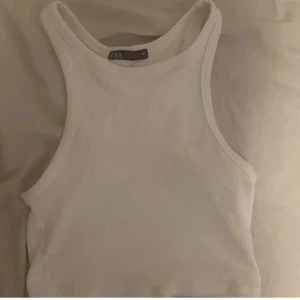 Linne - Vitt zara linne i Storlek s men skulle säga att den passar en xs🤍🤍