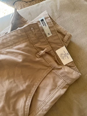 Låga Cargo byxor  - Aldrig använda! Lågmidjade cargobyxor med raka ben. 