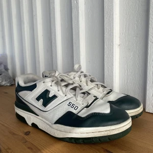 Hej är en 15 årig grabb som säljer mina new balance 550 - Skorna köpa förra året använt några gånger men säljer dem nu för tyckte de var svåra att styla.  (Köpte dem från merchsweden)  väldigt bra skick men kan behövas en vassare tvättning. Storlek 44