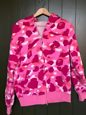 Bape Hoodie - Schysst Bape hoodie i bra skick, tyvärr inte äkta, pris kan diskuteras.