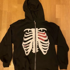 Aelfredic Eden skeleton hoodie - Svart hoodie med coolt skelett tryck på framsidan. Priset är inte hugget i sten så skriv om ni har ett erbjudande.