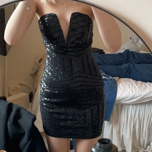 Klänning  - Säljer denna ursnygga klänningen då jag köpte dubbletter i två olika storlekar Klänning är ifrån only, i storlek S (Klänningen på bilden är den andra jag har i storlek xs) Prutning är tilllåtet