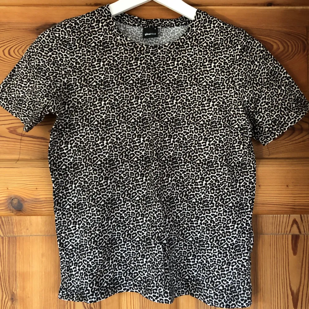 Leopardmönstrad t-shirt, rak passform. Sparsamt använd, säljer då den inte kommer till användning. Frakten ingår i priset💚. T-shirts.