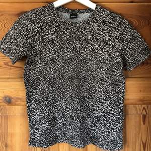 Leopardmönstrad t-shirt, rak passform. Sparsamt använd, säljer då den inte kommer till användning. Frakten ingår i priset💚