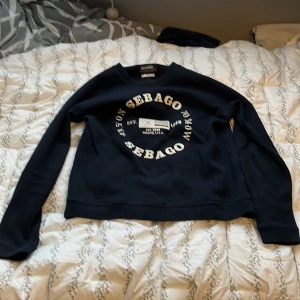 Sebago sweatshirt  - Sebago sweatshirt inte använd så mycket. Inga slitage eller skador  nypris runt 500kr säljer för 100 storlek small i barn 
