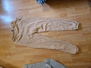 Mjukisbyxor ifrån Na-Kd.  - Mjukisbyor från Na-kd. Mörkare beige färg. 
