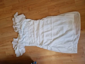 NY KLÄNNING IFRÅN NELLY - Klänning ifrån nelly. Perfekt till skolavslutningen. Helt ny lappen sitter kvar. Säljs pågeund av att jag inte hann returnera den. Nypris 429 kr. 🩵