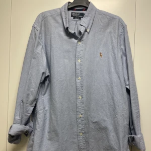 Ralph Lauren Oxford Skjorta - Ralph lauren oxford skjorta.  Skick: Ny Skick Storlek: L Färg: Blå