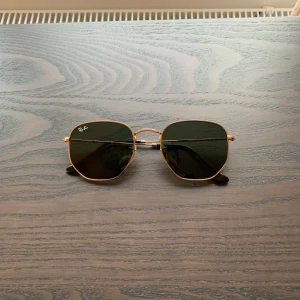 Ray ban hexagonal lenses - I jättebra skick! Grönt glas guld båge