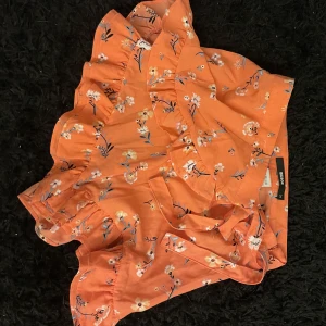 Blommig kjol - Man kanske kallar de mer shorts då den har shortsben men ser ut som en kjol på som går omlott.