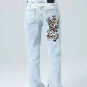 Ed Hardy jeans - Jag säljer dessa jeans för att dem aldrig kommer till användning. Jeansen har inga defekter, använda ungefär 3 gånger. Dem skulle nog sitta snygga på nån som har S/M i st Det är storlek L men dem är små i storlek. Köpte dessa för 1340 och säljer för 700. 
