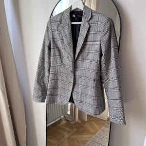 Kavaj zara - Rutig kavaj från zara, använd fåtal gånger. Slim fit modell.