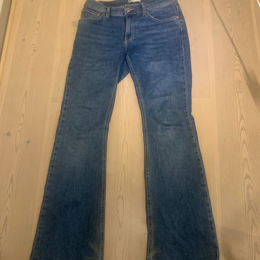 Gina tricot jeans strl 38 Fint skick och varsamt andvända Jag är 158 cm lång och de är lite långa på mig Ordinarie pris 500. 300 kr. Skickas med postnords skicka hem☺️ (Säljer då de blivit för stora) . Jeans & Byxor.