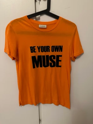 T-shirt Marlene Birger  - Orange T-shirt från Malene Birger. Strl XXS men passar XS och S. 