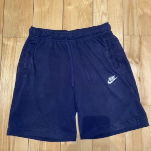 Nike mjukisbyxor shorts  - Nike shorts i mjukisbyxor, strl S. Fint skick. Marinblåa och är super sköna.