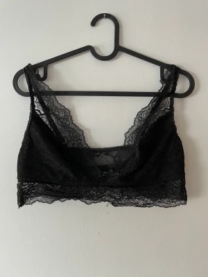 Bralette - • Svart spets bralette från Victorias secret • Använd ett fåtal gånger men väldigt fint skick • Strl M