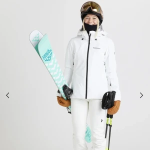 Peak performance skidjacka  - Skidjacka från peak performance som är sparsamt använd. Vanligt pris är 3300kr. Säljs då den känns för liten. Frakten ingår i priset💚