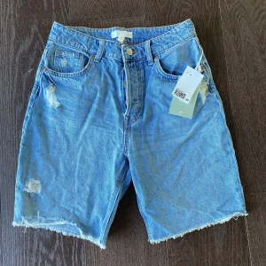 Jeansshorts  - Från HM strl M, små i storleken. Aldrig använda, lappen är kvar.