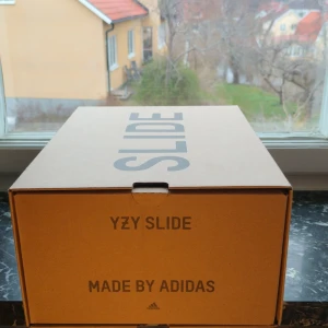 Yeezy slides bruna  - Yeezy slides bruna, skick är 10/10 har aldrig testat dem eller nåt sånt. Size 43. Jag har ett annat par så jag har aldrig haft nån användning för dem 