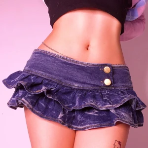 Mini kjol - Oanvänd jeans mini kjol i storlek medium. 