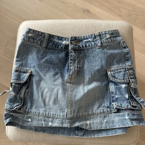 Y2k jeans kjol - En jätte fin jeans kjol med små fickor på sidorna, bra skick 