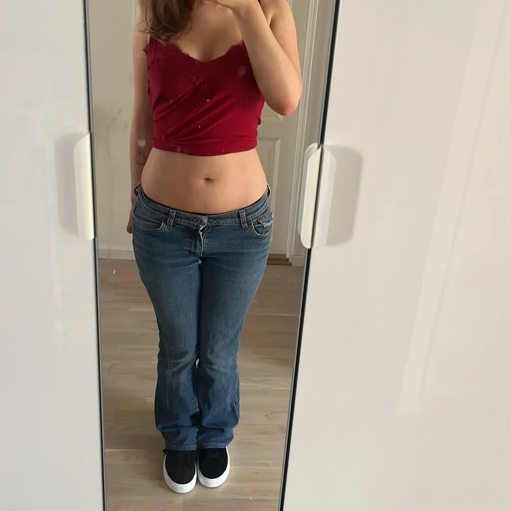 Skit fina low waist jeans dom har ett litet hål under dragkedjan skriv privat för bild, jeansen är bra längd för mig som är 160cm (pris kan diskuteras). Jeans & Byxor.