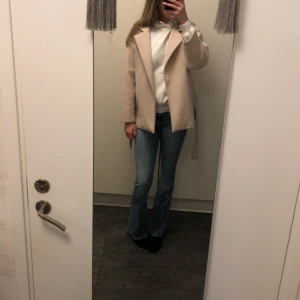 Beige kappa  - Jättefin kappa men säljer den pga av att jag har 2 exakt lika dana , den e använd 2 gånger och i helt nytt skick , nypris 