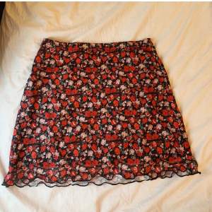 Röd blommig kort kjol, pefekt för sommaren. Säljer pga har blivit för liten😔