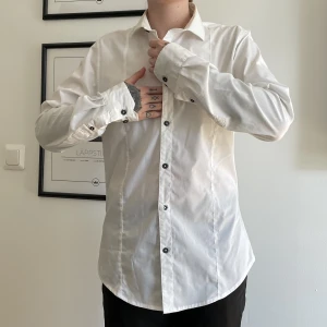 Skjorta  - Skjorta i herrmodell  Jag är 160 cm lång
