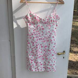 Superfin sommar klänning från zara som tyvärr blivit för liten för mig