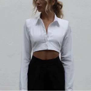 Cut out top adsgn - Supersnygg topp från Alice Stenlöfs egna märke adsgn. Behöver strykas men annars i nyskick! 