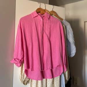 Använd men fint skick rosa linneskjorta från stradivarius 💗 storlek m men skulle säga lite mindre och lite kortare i ärmarna✨ 
