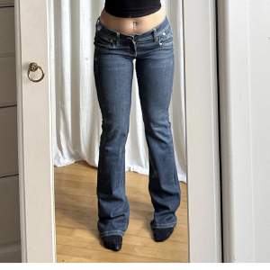 Säljer dessa fina jeans ifrån ichi! Kom privat för fler bilder eller frågor! Går jättebra att använda köp nu🙏❤️Midjemått 78 innebenslängd 88! Framknappen saknades men jag köpte till en vit som går att sätta på utan att sy! Den kommer med🙏