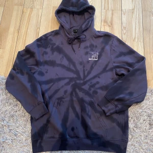 H&M music television hoodie  - H&M music television hoodie i strl M. Aldrig använd, helt ny i princip. Riktigt snygg men passar tyvärr inte därför som 