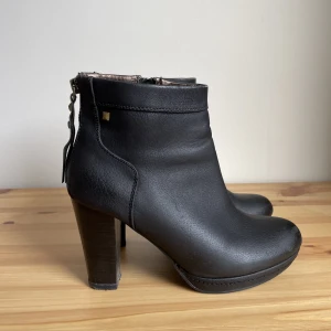 Stövletter strl 38 - Endast använda ett fåtal gånger. Klack 9,5 cm. Går att hämta i Hägerstensåsen eller mötas upp.