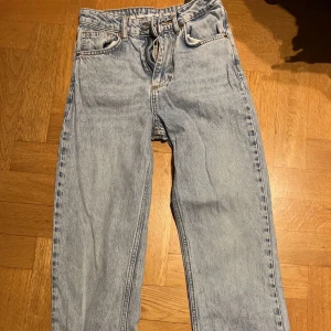 Blå jeans från H&M  - Nästan som nya. Utsvängda Jeans 