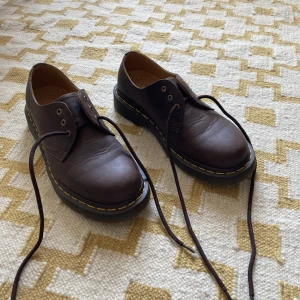 Dr Martens bruna  - Bruna Dr martens! Använda 2-3 gånger. Köpta för minst 1500kr. Storlek 36 (: 