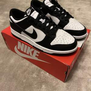 Helt nya Nike dunk low panda strl 39 från Nike store. Skorna är lite  använda. 