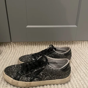 Skor - Säljer nu ett par skitsnygga skor från ”le temps des cerises”. Storlek 38. Sömmarna är något slitna, men inget som märks. Skriv för ev. frågor🫶🏼💕