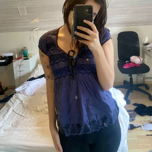 Mörkblå vintage odd molly - Säljer nu min odd Molly blus, köpt för kanske 5 år sen, säljs inte längre💙jättefin mörkblå färg med en touch av lila nyans i. 