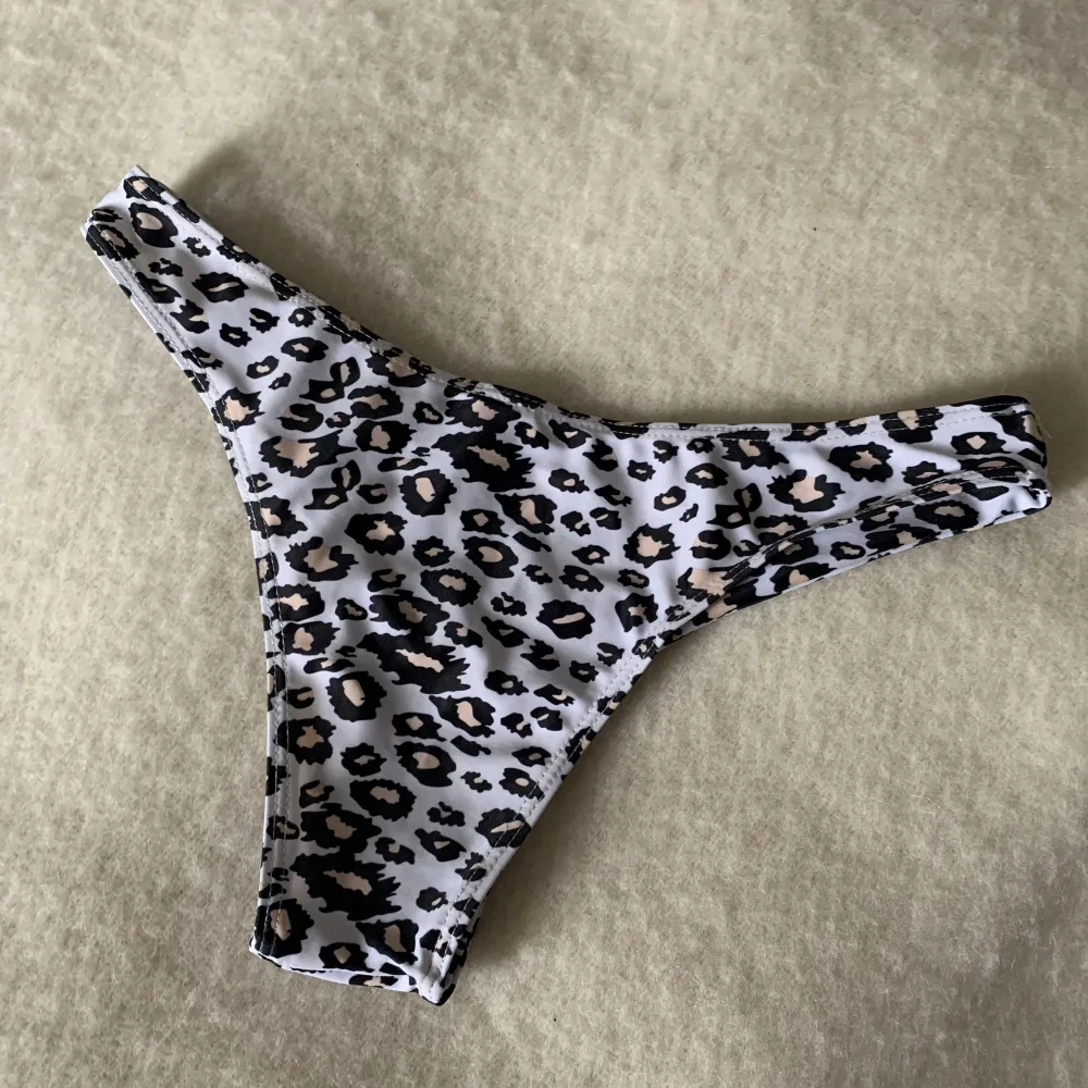 Leopardmönstrad bikiniunderdel, högt skuren. Fodrad i fram så den är inte något genomskinlig. Fint skick! 🖤 självklart tvättad . Övrigt.