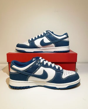 Nike Dunk Low "Industrial Blue Sashiko" - Nike Dunk Low "Indistrial Blue Sashiko" Storlek: 43 Skick: Helt Nya 