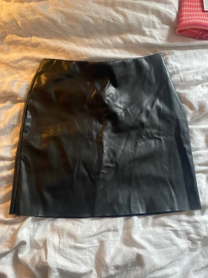 Skinn kjol - Super fin svart skinn kjol. Använd 1-2 gånger och i nytt skick. 💕💕