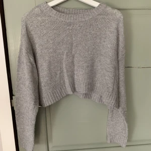 Stickat - Croppad, stickad tröja från hm, i bra skick🌷